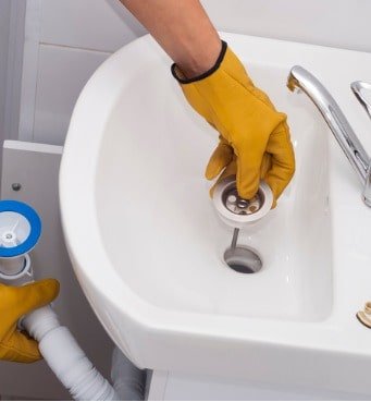 plumber-installs-a-new-siphon-picture-id874169110-min
