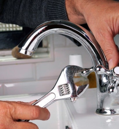 repairing-a-faucet-picture-id970156662-min