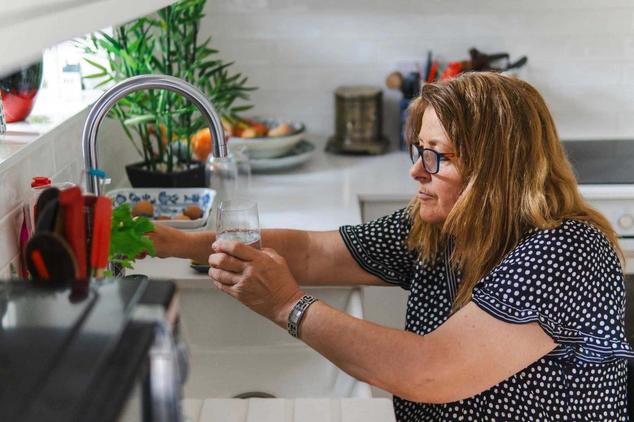 Checking the water quality of the faucet at home. - Infinity Plumbing Services Checking the water quality of the faucet at home.